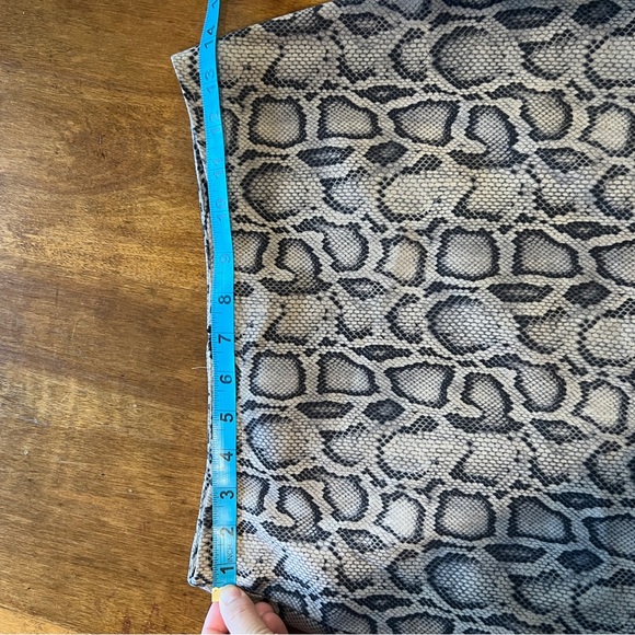 Vintage Snake Print Mini Skirt! Size 1 - Picture 5 of 7